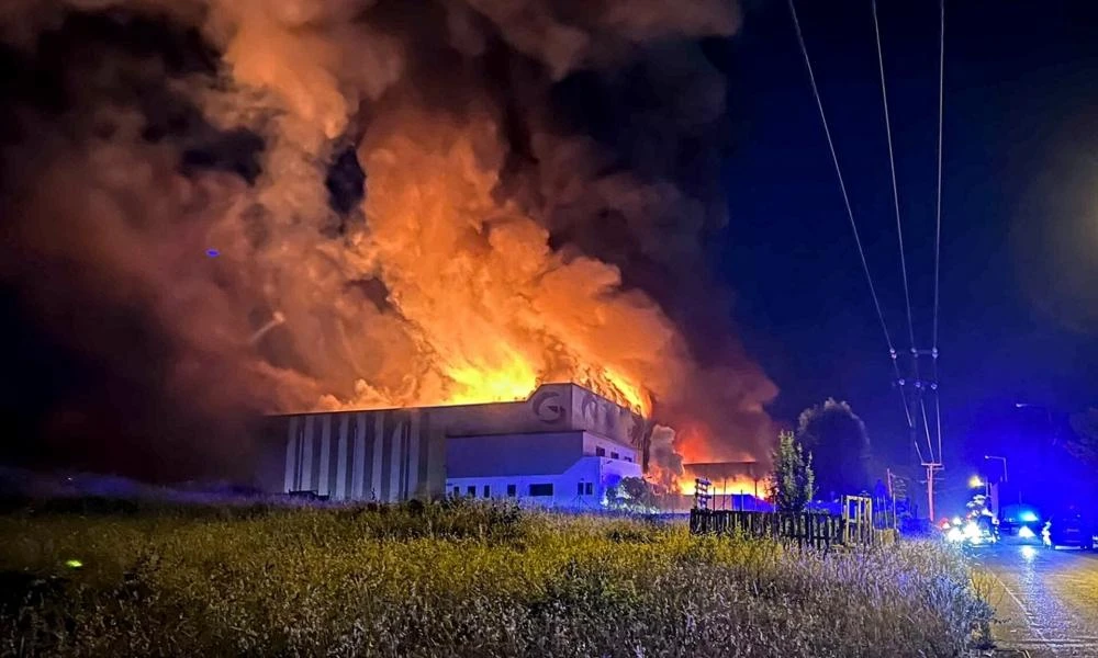 Λαμία: Τουλάχιστον 2 άτομα εμπλέκονται στη φωτιά που ξέσπασε στο εργοστάσιο